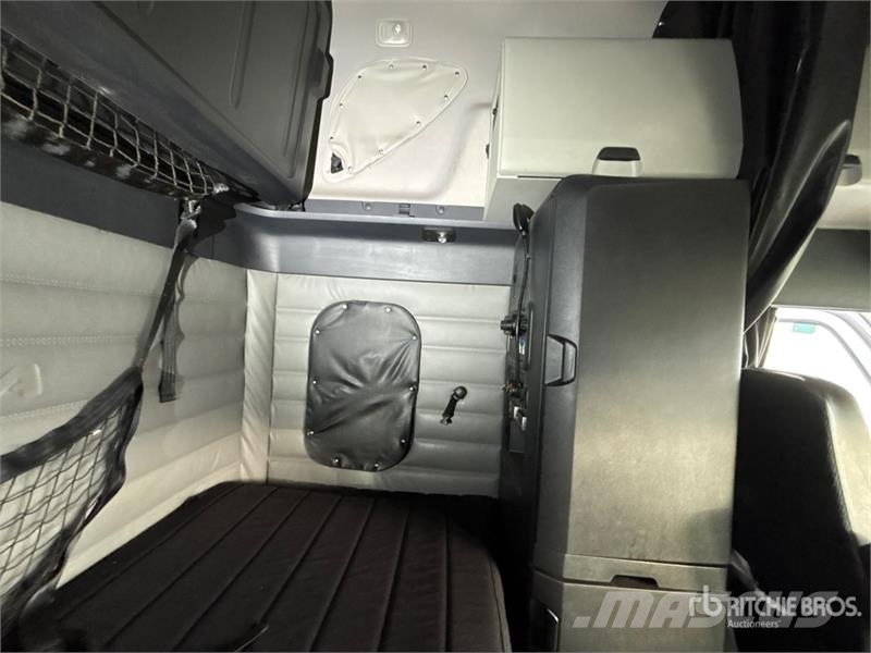 Freightliner 6x4 T/A Sleeper Truck Tractor 牵引车