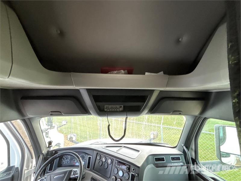 Freightliner 6x4 T/A Sleeper Truck Tractor 牵引车