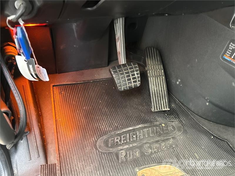 Freightliner 6x4 T/A Sleeper Truck Tractor 牵引车