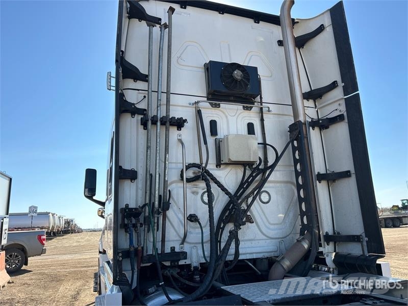 Freightliner 6x4 T/A Sleeper Truck Tractor 牵引车