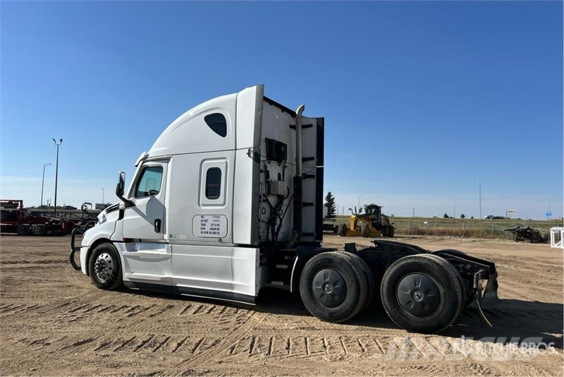 Freightliner 6x4 T/A Sleeper Truck Tractor 牵引车