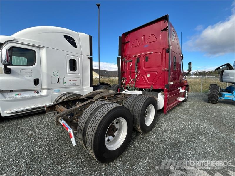 Freightliner Cascadia 125 6x4 T/A Sleeper Truck Tractor (Inoper Влекачи