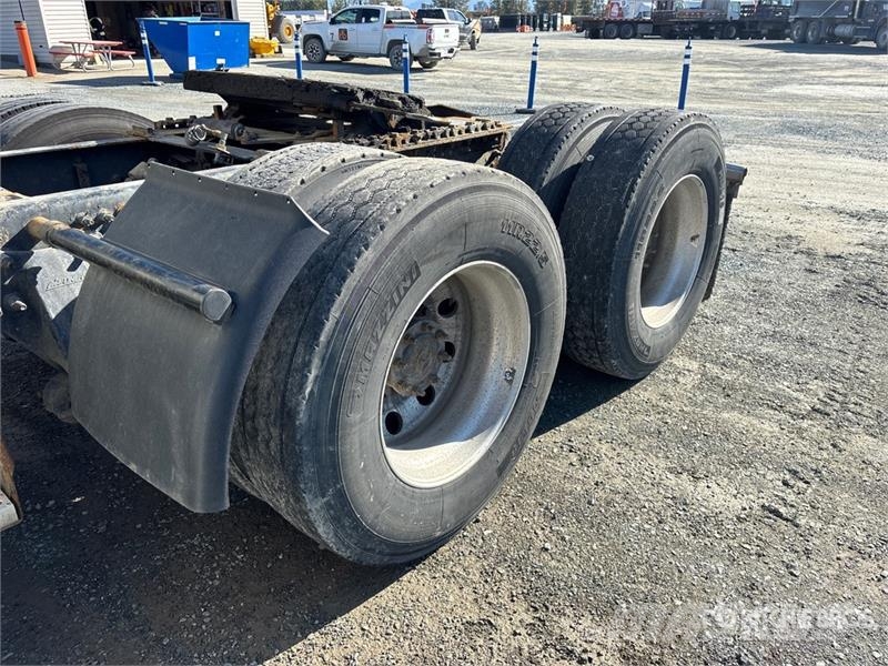 Freightliner Cascadia 125 6x4 T/A Sleeper Truck Tractor (Inoper Седельные тягачи
