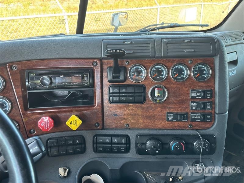 Freightliner Cascadia 125 6x4 T/A Sleeper Truck Tractor (Inoper Седельные тягачи