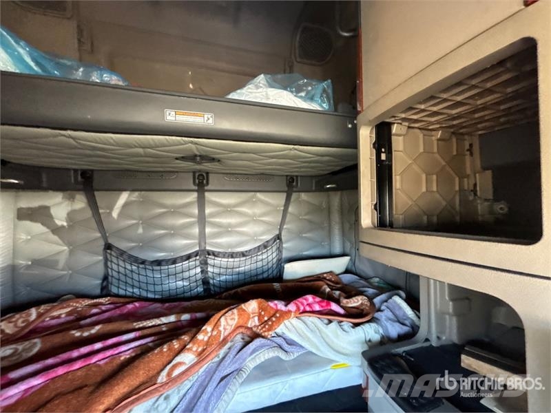 Freightliner Cascadia 125 6x4 T/A Sleeper Truck Tractor (Inoper Седельные тягачи
