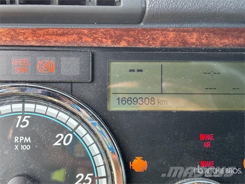 Freightliner Cascadia 125 6x4 T/A Sleeper Truck Tractor (Inoper Седельные тягачи