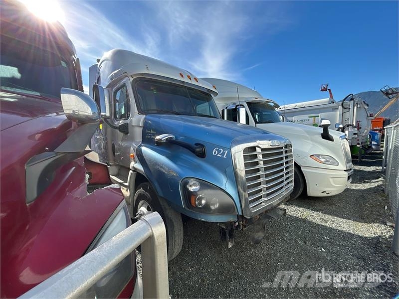 Freightliner Cascadia 125 6x4 T/A Sleeper Truck Tractor (Inoper Vetopöytäautot