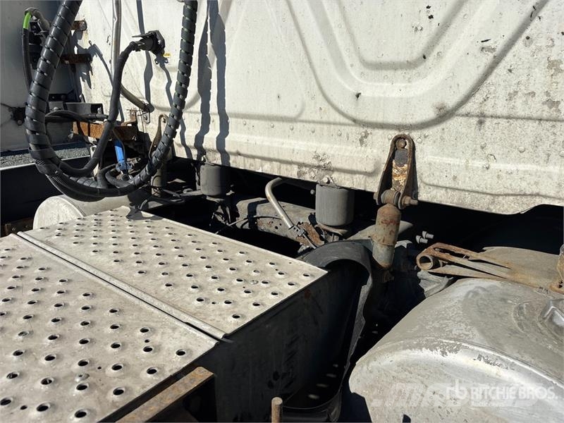 Freightliner Cascadia 125 6x4 T/A Sleeper Truck Tractor (Inoper Седельные тягачи
