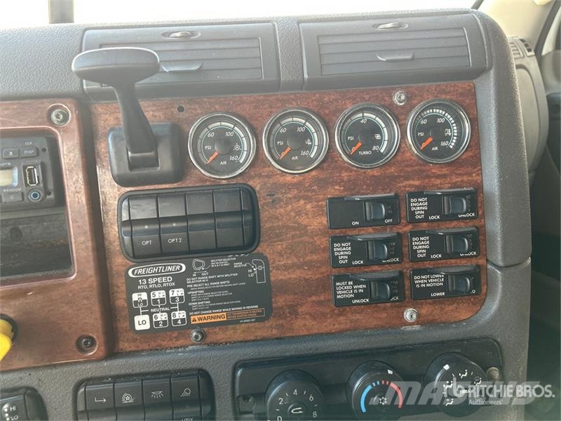 Freightliner Cascadia 125 6x4 T/A Sleeper Truck Tractor (Inoper Vetopöytäautot