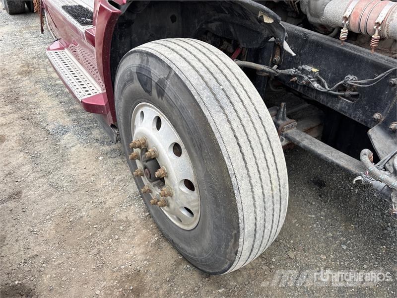 Freightliner Cascadia 6x4 T/A Sleeper Truck Tractor (Inoperable 中古トラクターヘッド | トレーラーヘッド