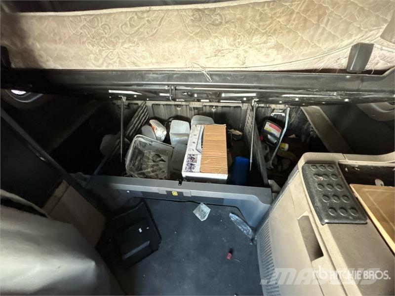 Freightliner Cascadia 125 6x4 T/A Sleeper Truck Tractor (Inoper Vetopöytäautot