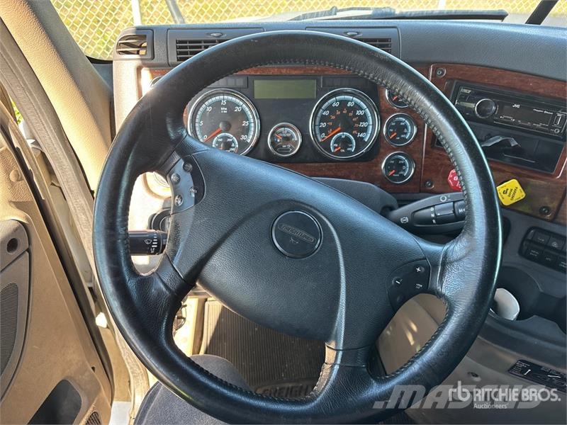 Freightliner Cascadia 125 6x4 T/A Sleeper Truck Tractor (Inoper Седельные тягачи