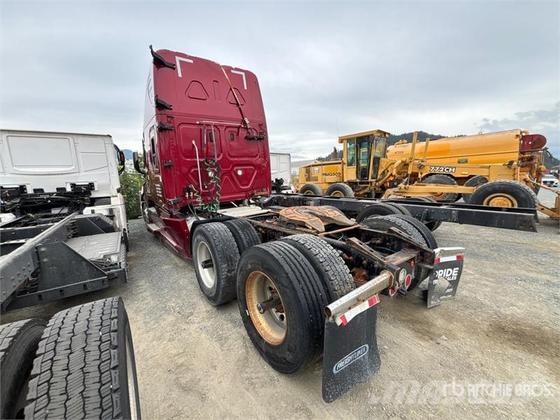 Freightliner Cascadia 6x4 T/A Sleeper Truck Tractor (Inoperable 中古トラクターヘッド | トレーラーヘッド
