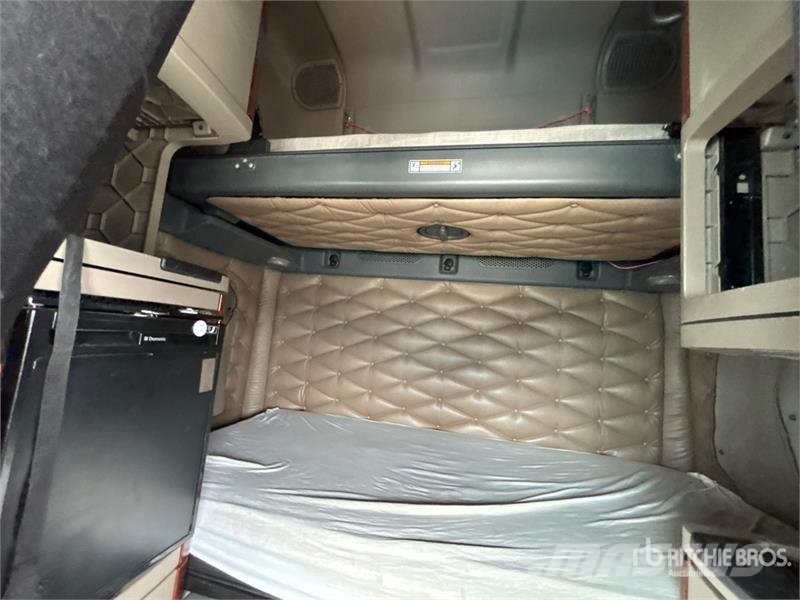 Freightliner Cascadia 6x4 T/A Sleeper Truck Tractor Nyergesvontatók