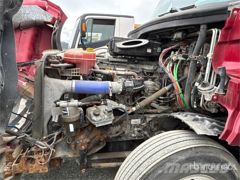 Freightliner Cascadia 6x4 T/A Sleeper Truck Tractor (Inoperable 中古トラクターヘッド | トレーラーヘッド