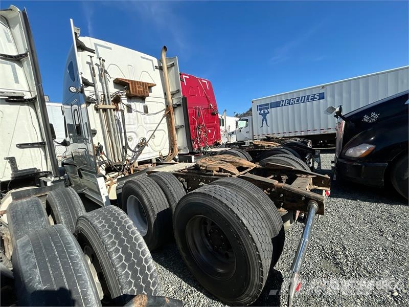 Freightliner Cascadia 125 6x4 T/A Sleeper Truck Tractor (Inoper Vetopöytäautot