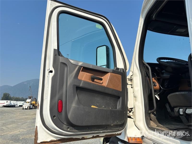 Freightliner Cascadia 126 6x4 T/A Sleeper Truck Tractor (Inoper Cabezas tractoras