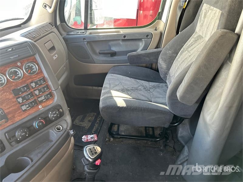 Freightliner Cascadia 125 6x4 T/A Sleeper Truck Tractor (Inoper Vetopöytäautot