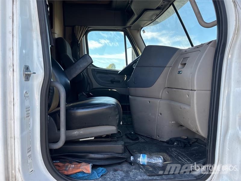 Freightliner Cascadia 125 6x4 T/A Sleeper Truck Tractor (Inoper Седельные тягачи