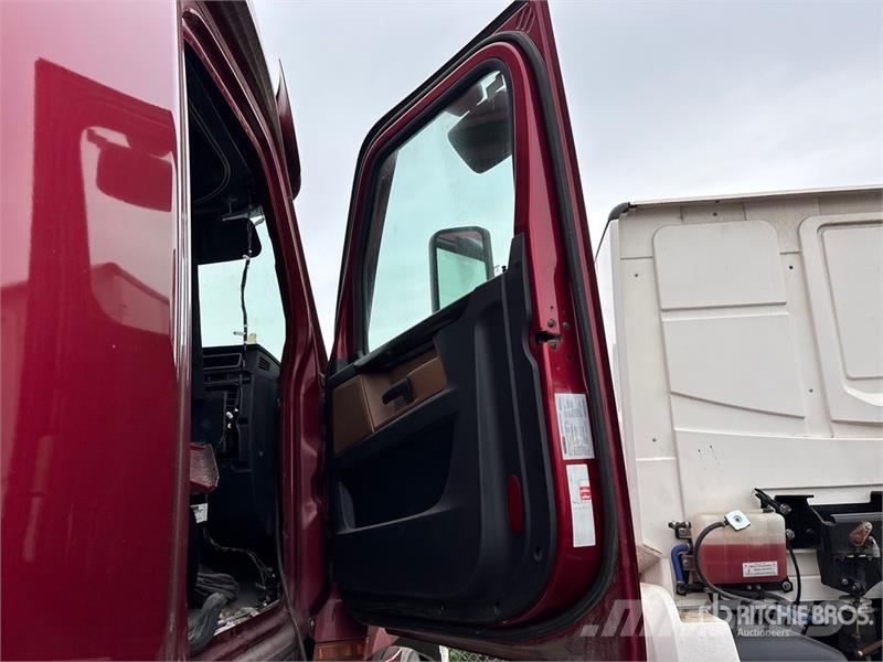 Freightliner Cascadia 6x4 T/A Sleeper Truck Tractor (Inoperable 中古トラクターヘッド | トレーラーヘッド