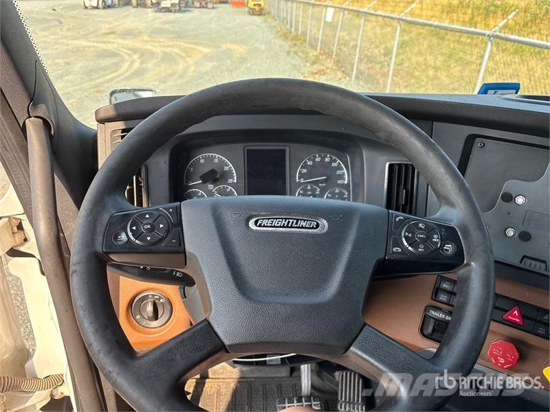 Freightliner Cascadia 126 6x4 T/A Sleeper Truck Tractor (Inoper Cabezas tractoras