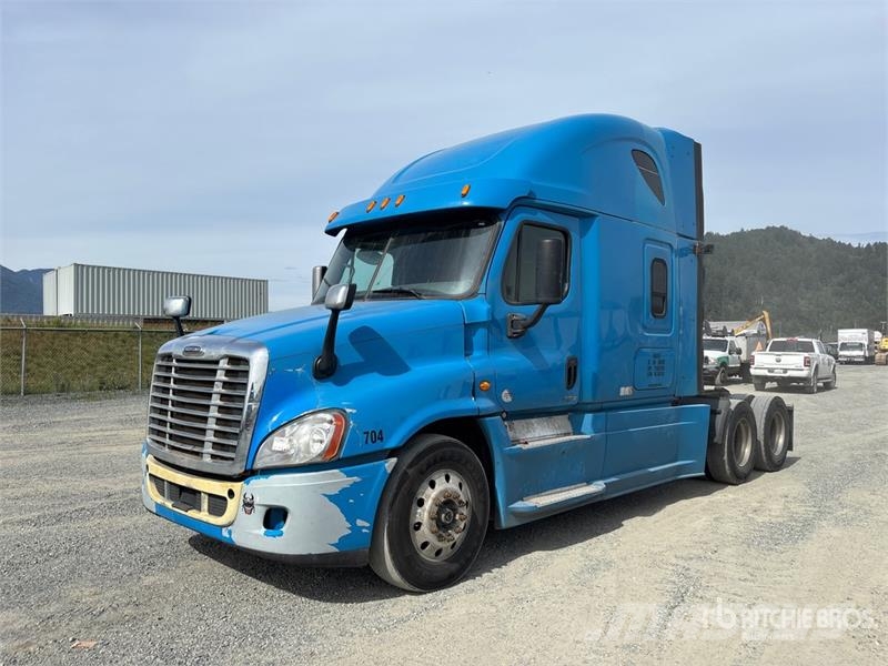Freightliner Cascadia 6x4 T/A Sleeper Truck Tractor Nyergesvontatók