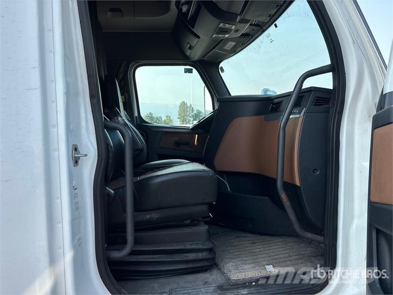 Freightliner Cascadia 126 6x4 T/A Sleeper Truck Tractor (Inoper Cabezas tractoras