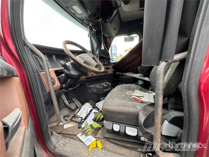 Freightliner Cascadia 6x4 T/A Sleeper Truck Tractor (Inoperable 中古トラクターヘッド | トレーラーヘッド