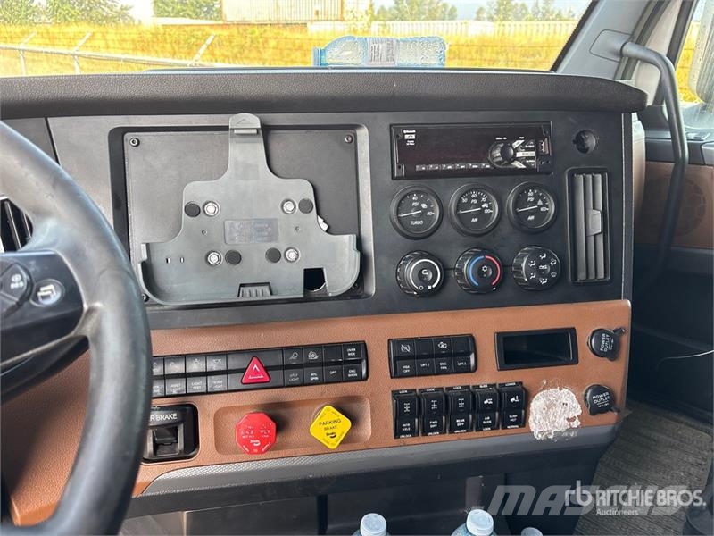 Freightliner Cascadia 126 6x4 T/A Sleeper Truck Tractor (Inoper Cabezas tractoras