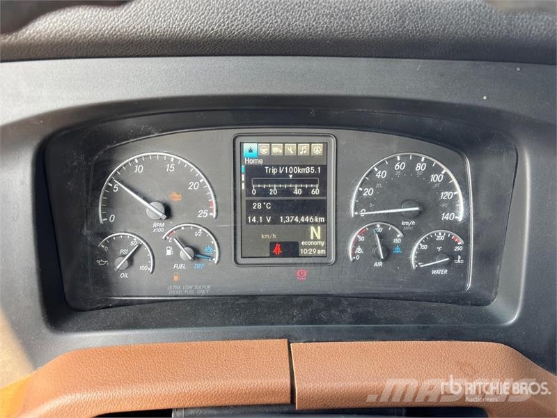 Freightliner Cascadia 126 6x4 T/A Sleeper Truck Tractor (Inoper Cabezas tractoras