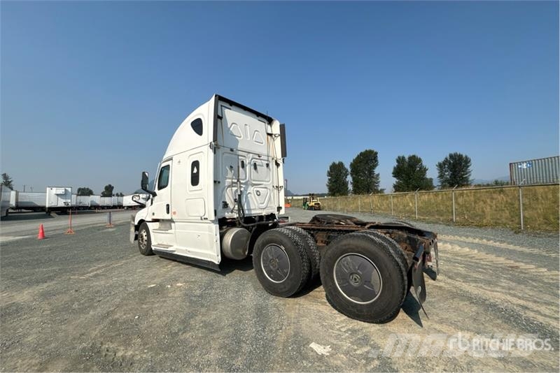 Freightliner Cascadia 126 6x4 T/A Sleeper Truck Tractor (Inoper Cabezas tractoras