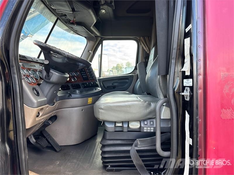 Freightliner Cascadia 125 6x4 T/A Sleeper Truck Tractor (Inoper Влекачи