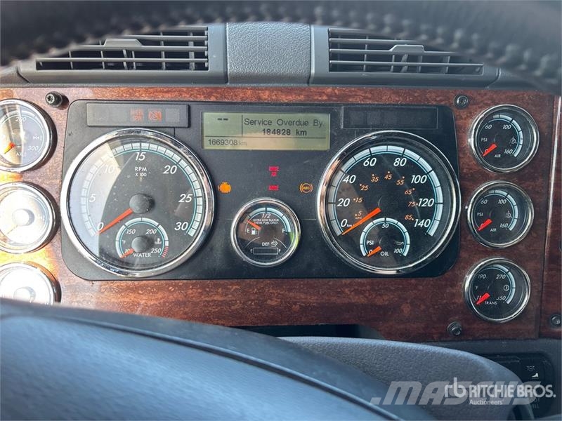 Freightliner Cascadia 125 6x4 T/A Sleeper Truck Tractor (Inoper Седельные тягачи