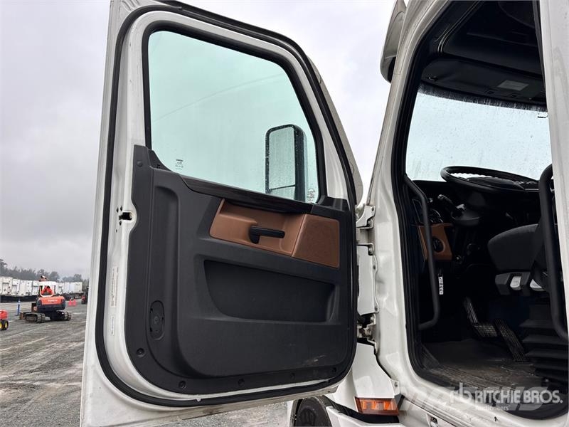 Freightliner Cascadia 126 6x4 T/A Sleeper Truck Tractor Ciągniki siodłowe