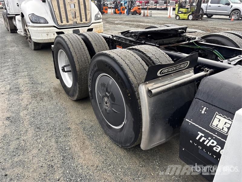 Freightliner Cascadia 126 6x4 T/A Sleeper Truck Tractor Ciągniki siodłowe