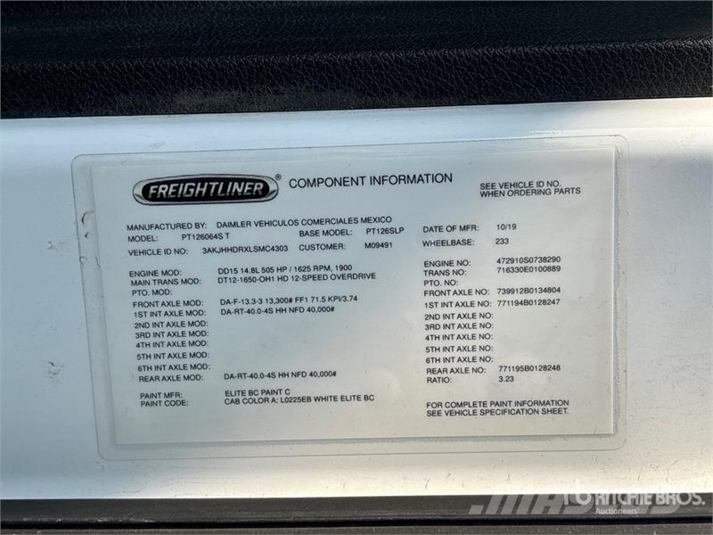 Freightliner Cascadia 126 6x4 T/A Sleeper Truck Tractor (Inoper Cabezas tractoras