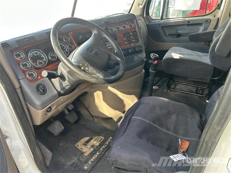 Freightliner Cascadia 125 6x4 T/A Sleeper Truck Tractor (Inoper Vetopöytäautot