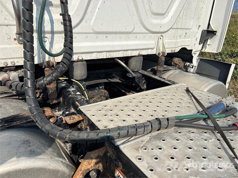 Freightliner Cascadia 126 6x4 T/A Sleeper Truck Tractor (Inoper Cabezas tractoras