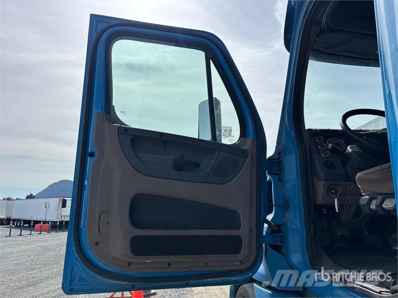 Freightliner Cascadia 6x4 T/A Sleeper Truck Tractor Nyergesvontatók