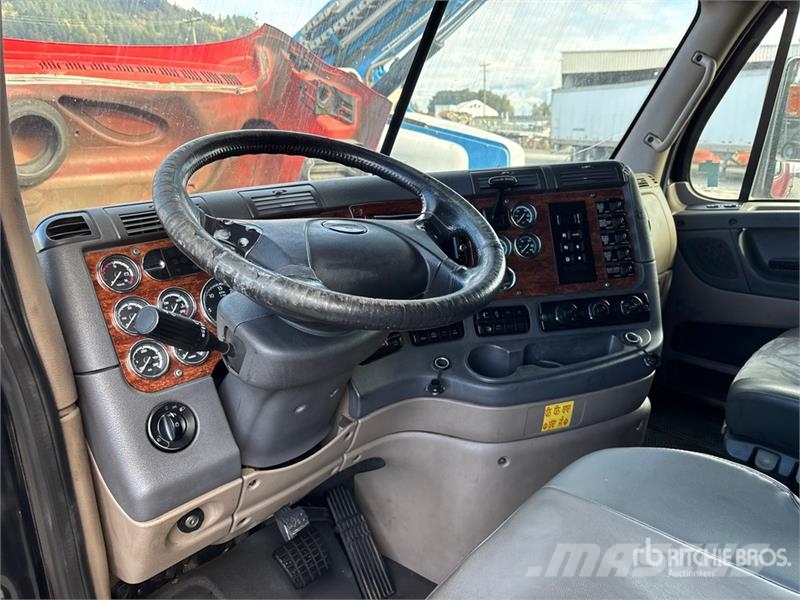 Freightliner Cascadia 125 6x4 T/A Sleeper Truck Tractor (Inoper Влекачи