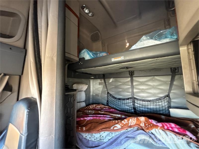 Freightliner Cascadia 125 6x4 T/A Sleeper Truck Tractor (Inoper Седельные тягачи