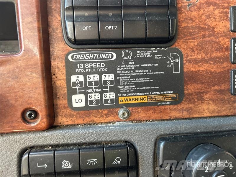 Freightliner Cascadia 125 6x4 T/A Sleeper Truck Tractor (Inoper Vetopöytäautot