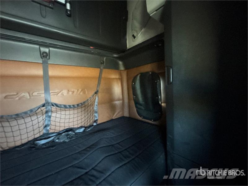 Freightliner Cascadia 126 6x4 T/A Sleeper Truck Tractor (Inoper Cabezas tractoras