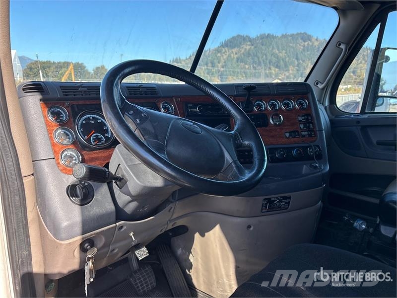 Freightliner Cascadia 125 6x4 T/A Sleeper Truck Tractor (Inoper Седельные тягачи
