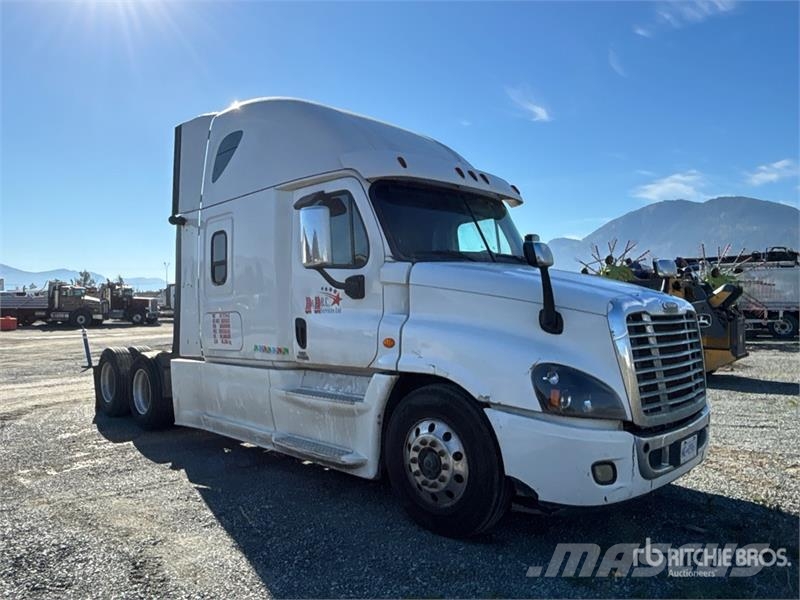 Freightliner Cascadia 125 6x4 T/A Sleeper Truck Tractor (Inoper Седельные тягачи