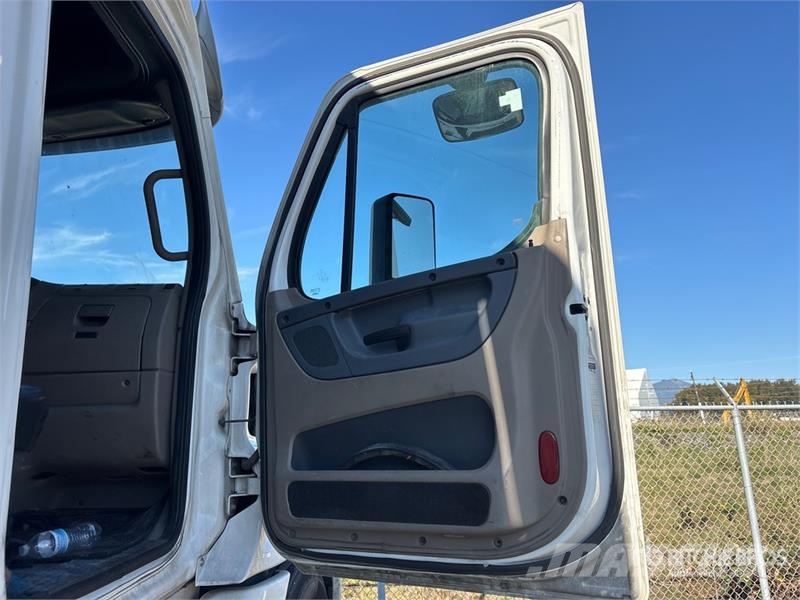 Freightliner Cascadia 125 6x4 T/A Sleeper Truck Tractor (Inoper Седельные тягачи