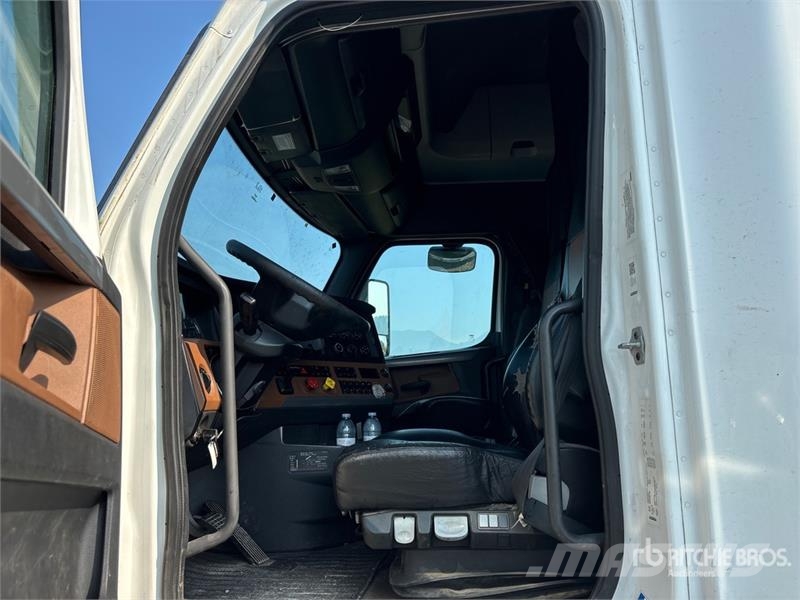 Freightliner Cascadia 126 6x4 T/A Sleeper Truck Tractor (Inoper Cabezas tractoras