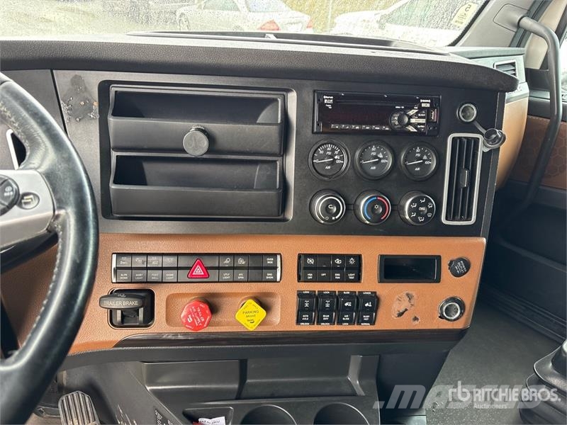 Freightliner Cascadia 126 6x4 T/A Sleeper Truck Tractor Ciągniki siodłowe