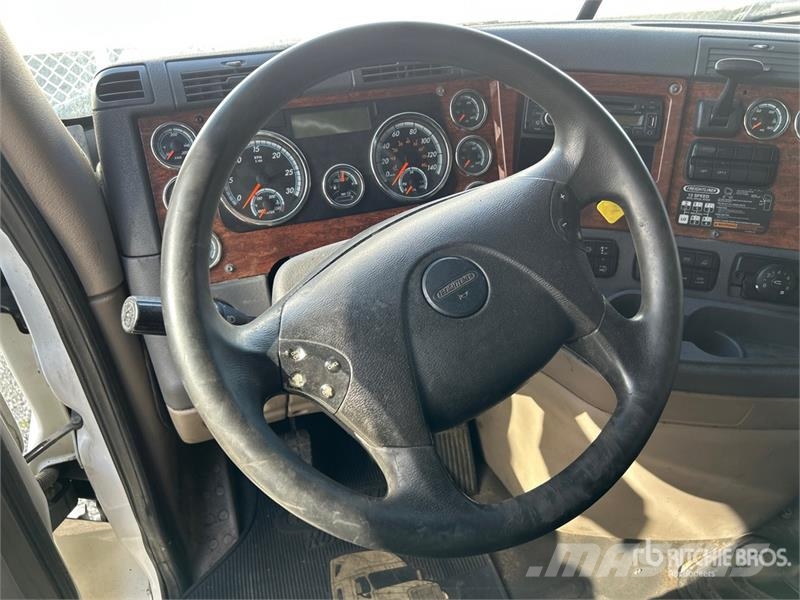 Freightliner Cascadia 125 6x4 T/A Sleeper Truck Tractor (Inoper Vetopöytäautot
