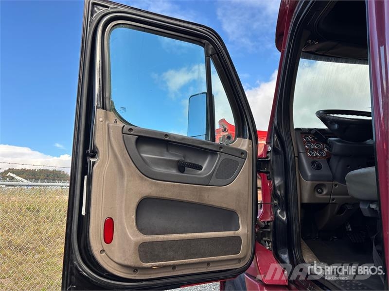 Freightliner Cascadia 125 6x4 T/A Sleeper Truck Tractor (Inoper Влекачи